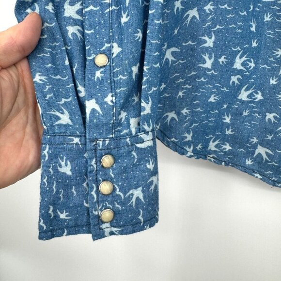 LEVI'S WOMEN'S PRINTED DENIM COLOR BLOCKED ANNIE SHIRT, BLUE BIRD, MEDIUM - Picture 6 of 11